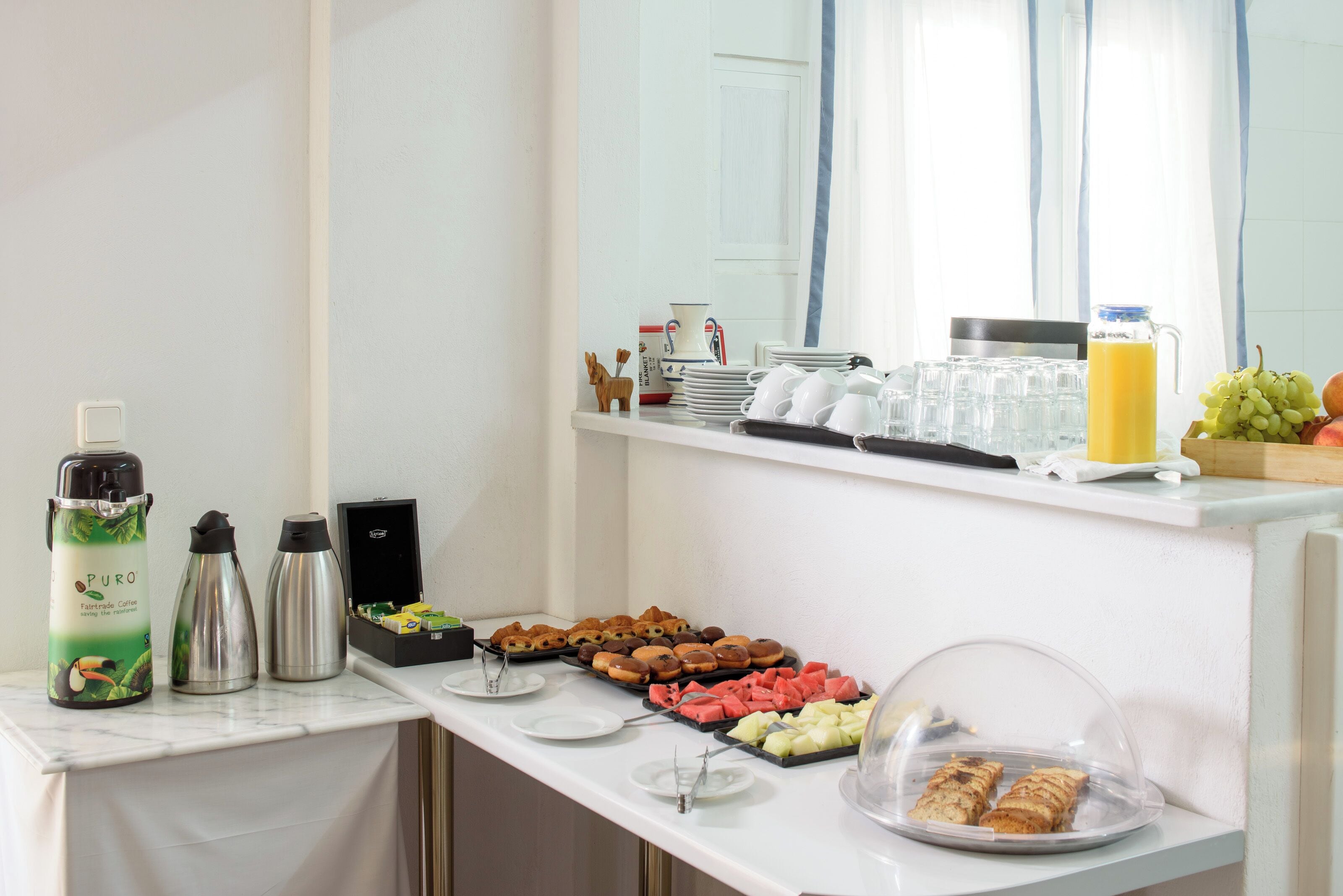 Un bufé de desayuno con diversas opciones de alimentos y bebidas.