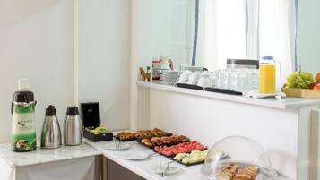 Un bufé de desayuno con diversas opciones de alimentos y bebidas.