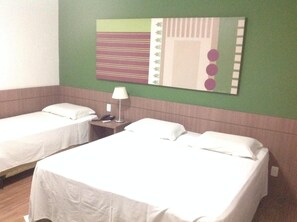 Minibar, bureau, Wi-Fi gratuit, draps fournis