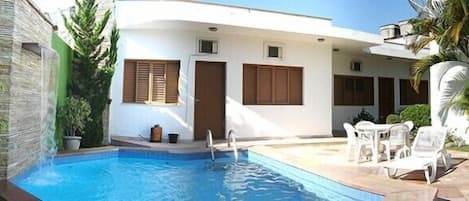 Kolam renang terbuka, kerusi lepak pantai