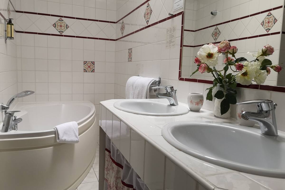 superior suite, terrace | bathroom | free toiletries, hair dryer, towels