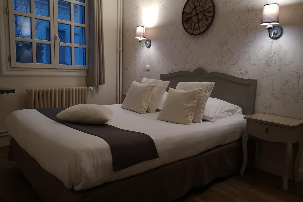 standard double room, 1 double bed | premium bedding, individually decorated, individually furnished, desk