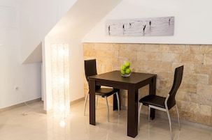 Suite estudio, balcón | Servicio de comidas en la habitación