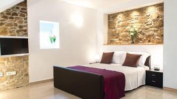 Comfort Studio Suite, 1 King Bed with Sofa bed | In-room safe, desk, iron/ironing board, free cribs/infant beds