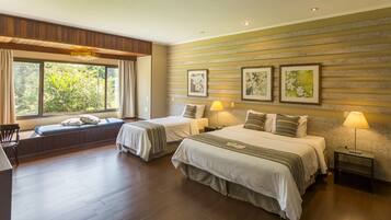 ميني بار وخزنة داخل الغرفة وبديكورات فريدة لكل غرفة ومكتب