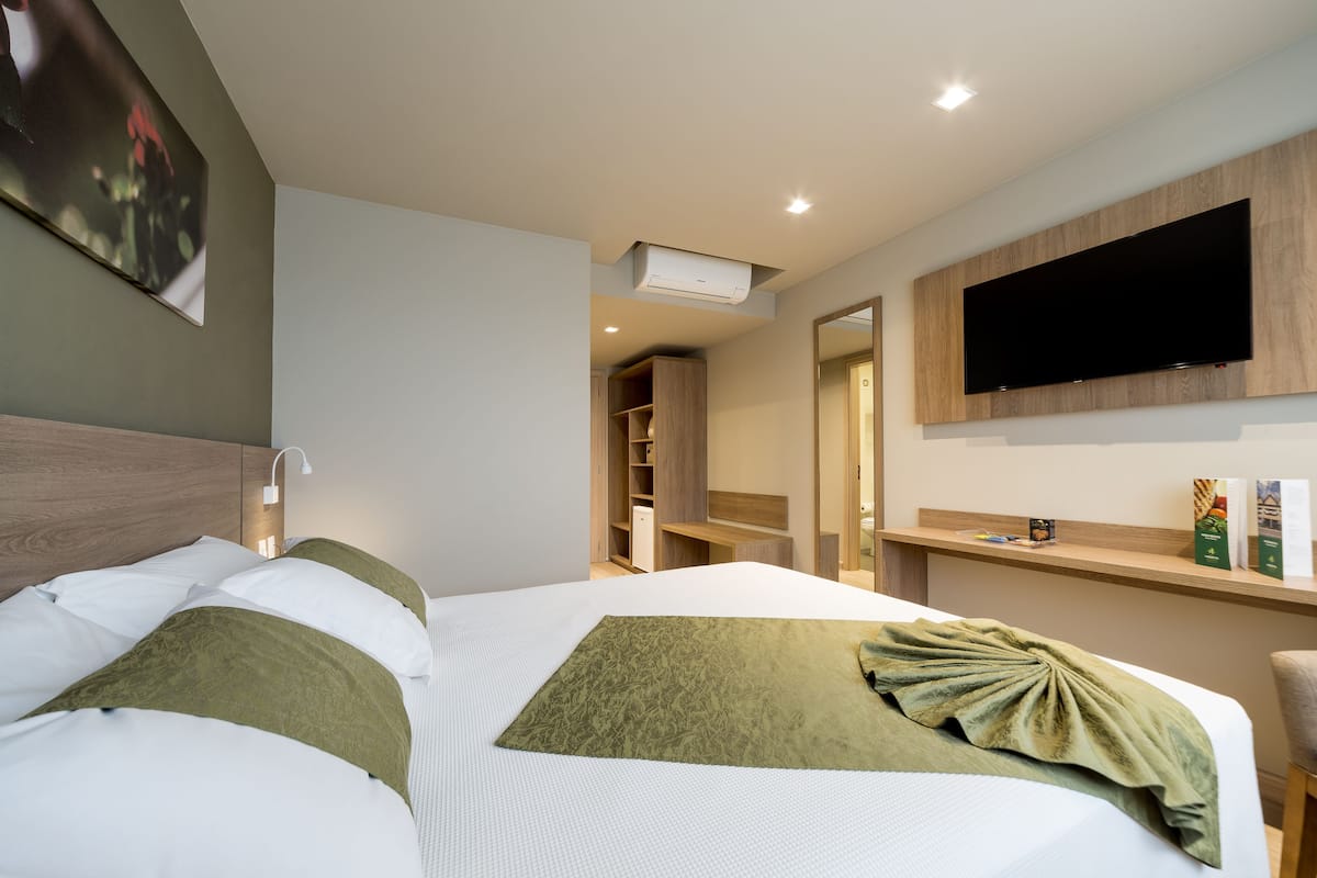 Minibar, in-room safe, laptop workspace, blackout curtains