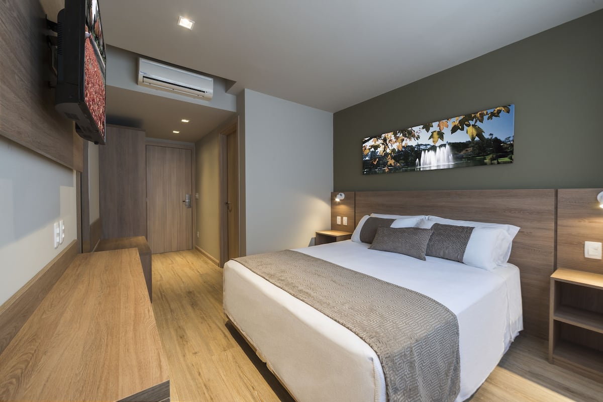 Minibar, in-room safe, laptop workspace, blackout curtains