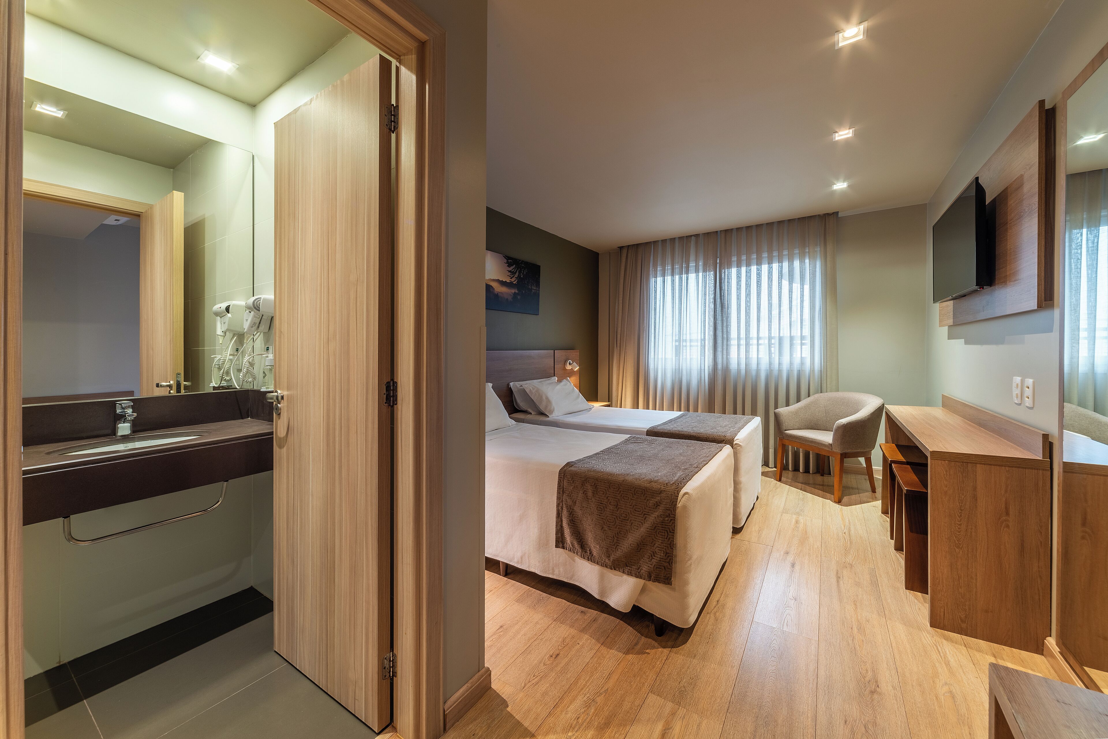 deluxe twin room | 1 bedroom, minibar, in-room safe, laptop workspace