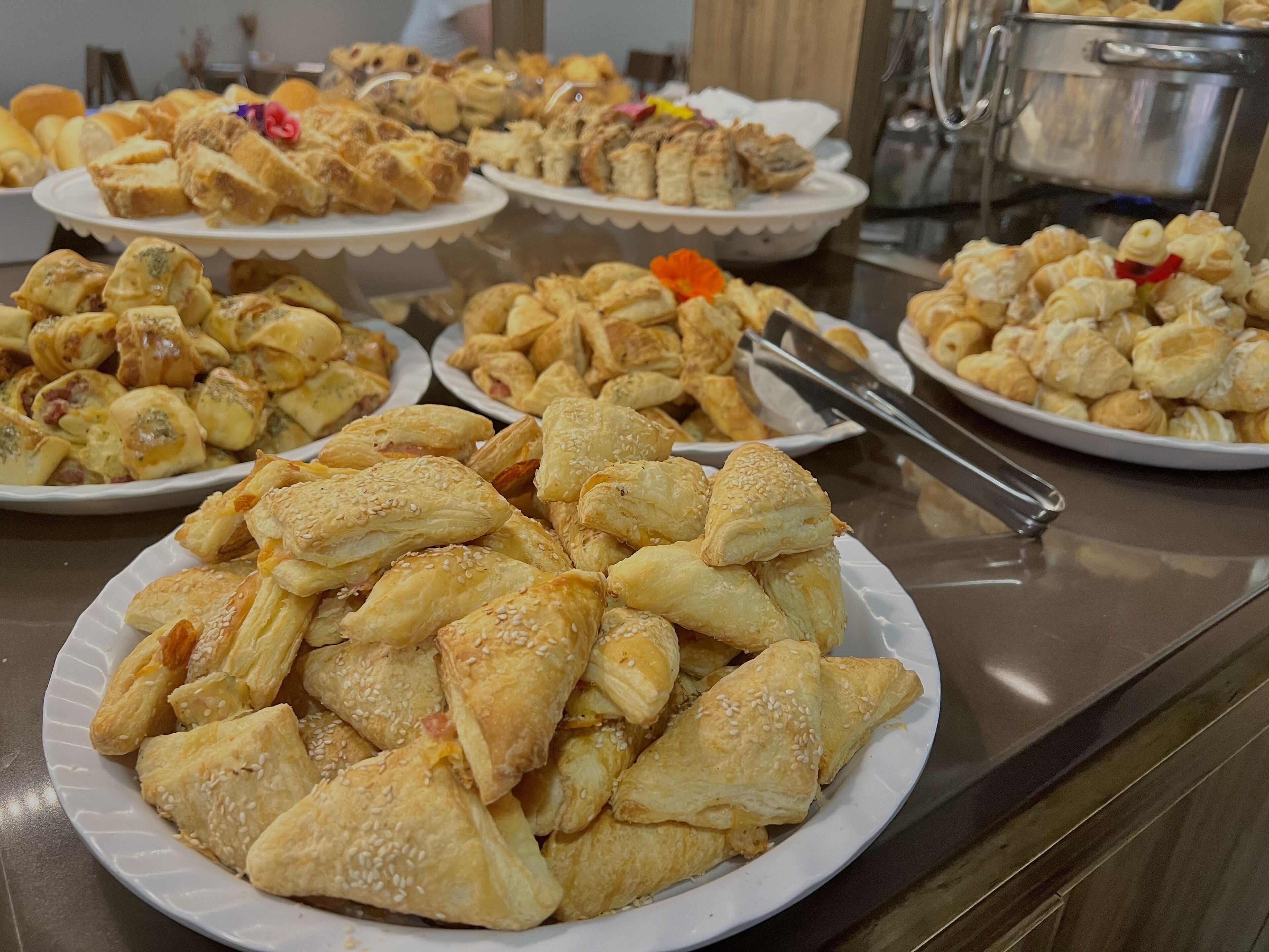 Een buffet met diverse gebakjes en desserts.