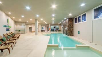 Uma área de piscina com espreguiçadeiras e uma mesa de recepção.