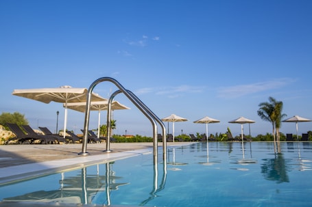 Outdoor pool, open 8:00 AM to 7:00 PM, pool umbrellas, pool loungers. Casal Sikelio
