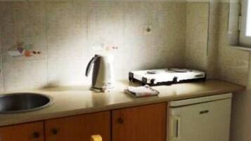 Estudio | Cocina básica privada | Frigorífico, cafetera o tetera y hervidor eléctrico