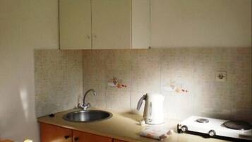 Estudio | Cocina básica privada | Frigorífico, cafetera o tetera y hervidor eléctrico