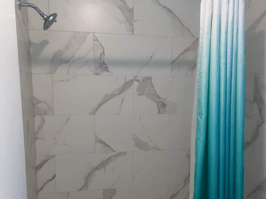 Combined shower/tub, free toiletries