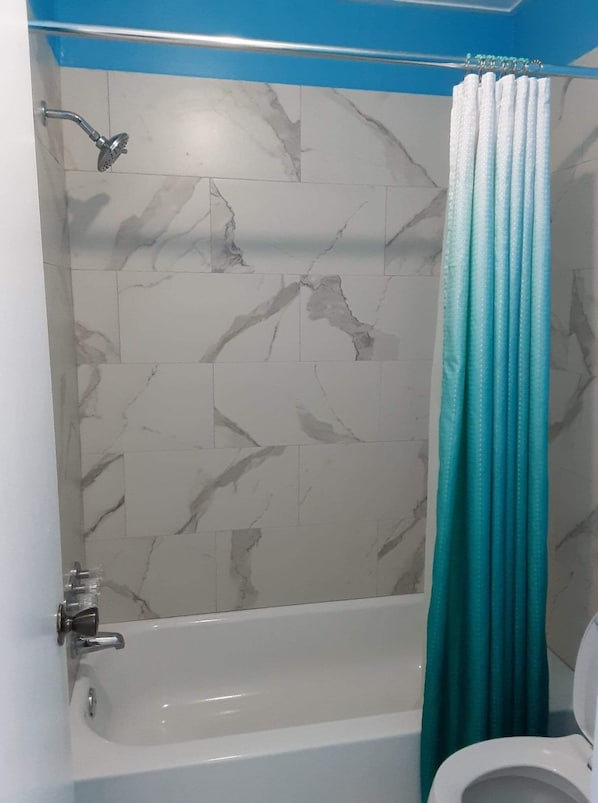 Combined shower/bathtub, free toiletries
