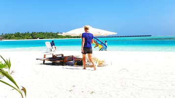 Sulla spiaggia, sabbia bianca, immersioni subacquee, snorkeling