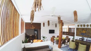 Una sala de estar moderna con sofá, mesa de centro y comedor.