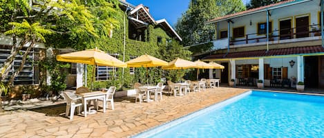 Piscine extérieure, parasols de plage, chaises longues