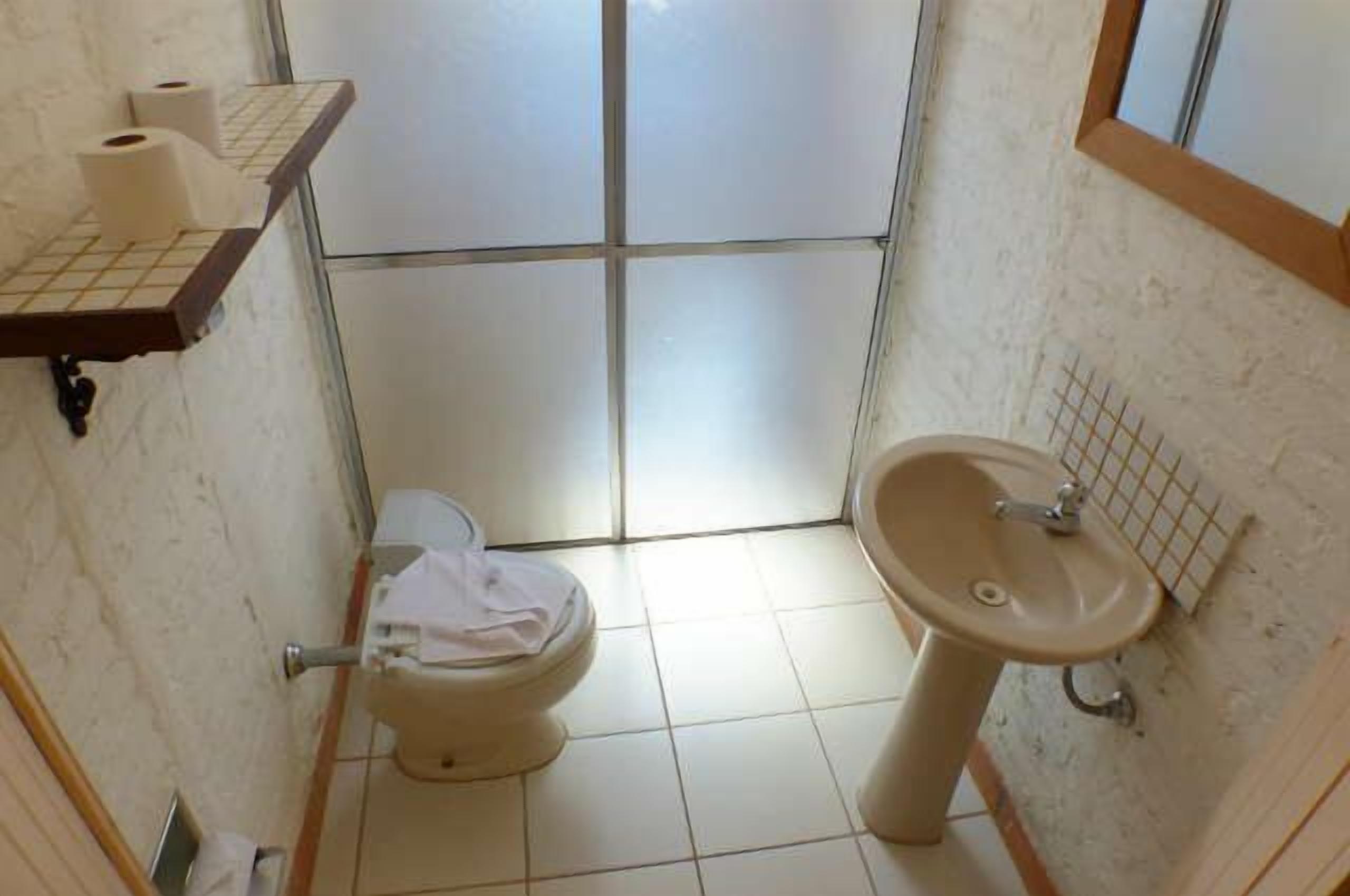 Chuveiro, toalhas de banho