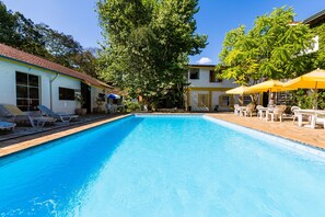 Outdoor pool, pool umbrellas, pool loungers - Pousada Cesar (São Bento do Sapucaí)