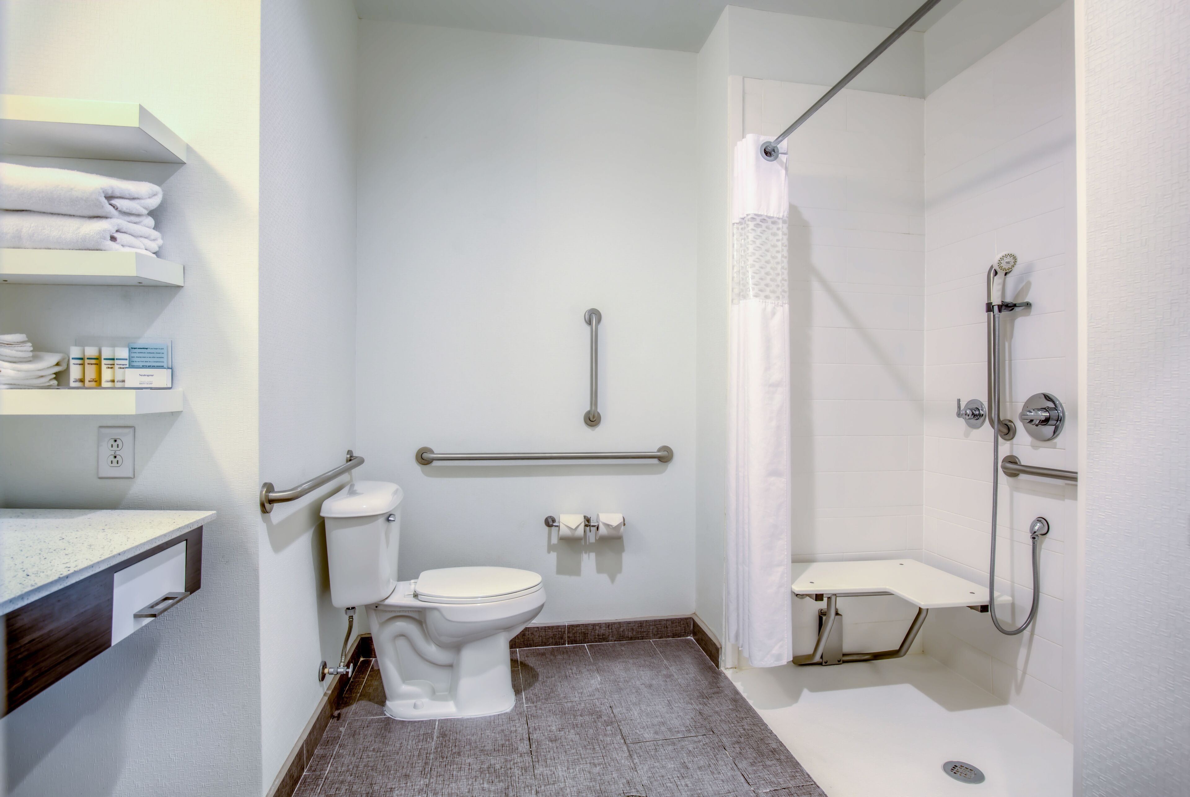 room, 1 king bed, accessible, non smoking (roll in shower) | bathroom | combined shower/bathtub, free toiletries, hair dryer, towels