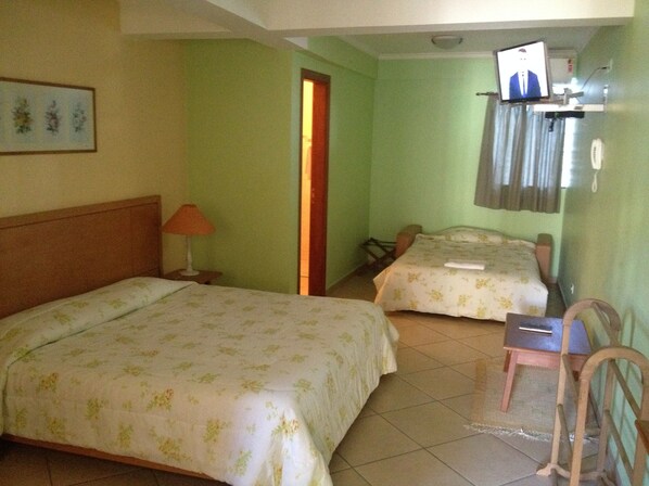 Standard Triple Room | Minibar, free cots/infant beds, free WiFi, bed sheets - Pousada Alemã (Santo Antonio do Pinhal)