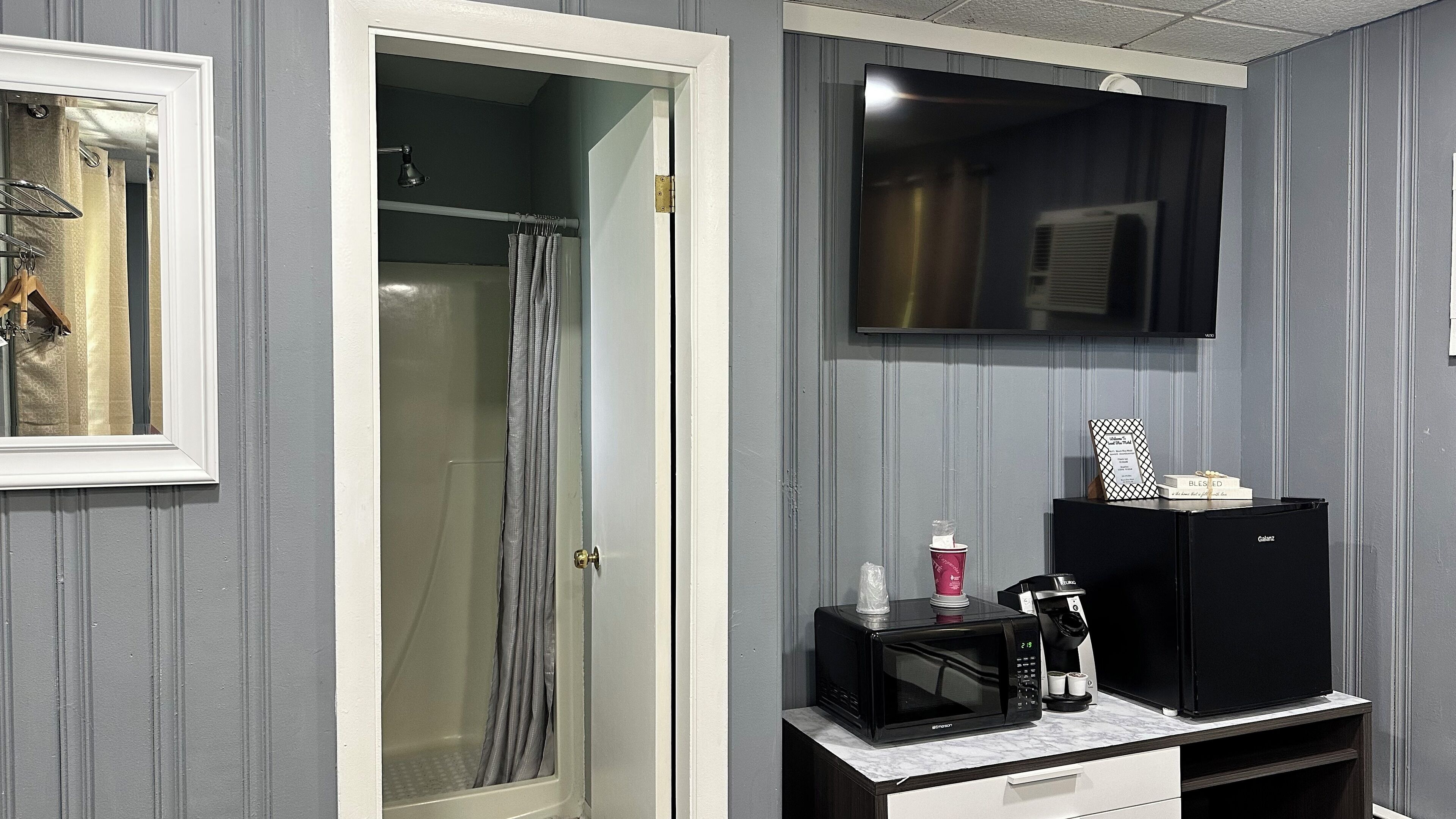 Room, 1 King Bed | Premium bedding, iron/ironing board, cribs/infant beds, rollaway beds