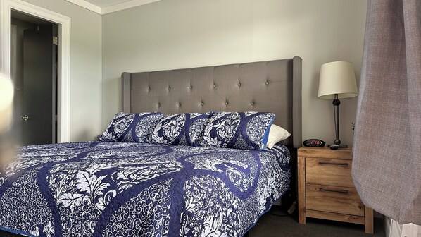 Habitación, 1 cama King size | Ropa de cama de alta calidad, tabla de planchar con plancha y cunas 