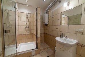 Superior Apartment, 2 Single Beds (8B) | Bathroom | Shower, hair dryer, towels - Place 4 You Apartments (Kraków)