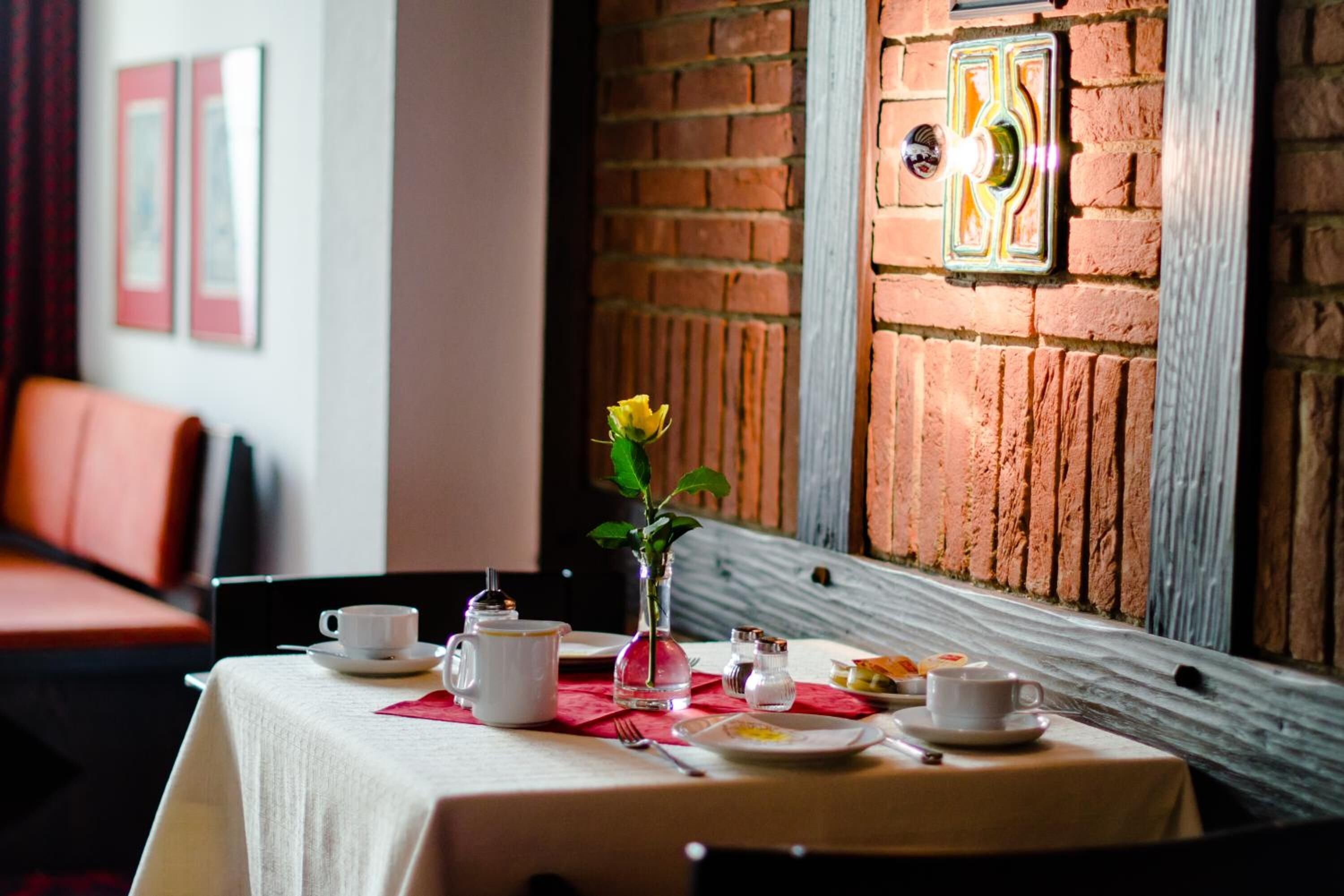 lunch and dinner served, international cuisine