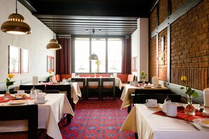 Lunch and dinner served, international cuisine - Hotel Goldener Hirsch (Bayreuth)