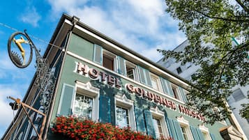 A building with a sign reading "Hotel Golden Hirsch."