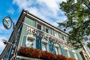 A building with a sign reading "Hotel Golden Hirsch." - Hotel Goldener Hirsch (Bayreuth)