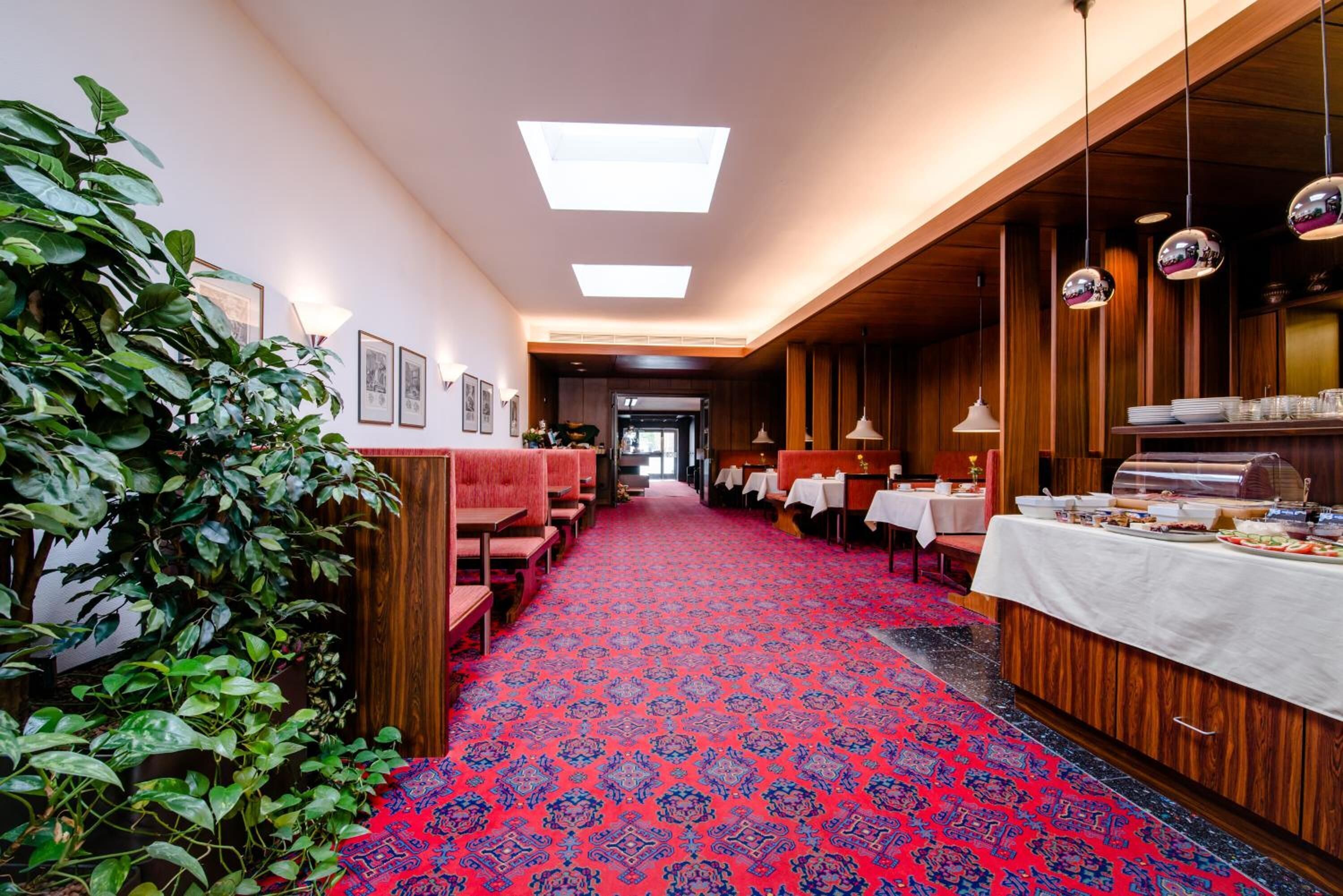 lunch and dinner served, international cuisine