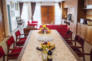 Family Room | In-room safe, desk, free WiFi - Mosaik Luxury Apartments (Pattaya)