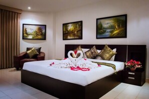 Mosaik Suite | In-room safe, desk, free WiFi - Mosaik Luxury Apartments (Pattaya)