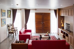 Family Room | In-room safe, desk, free WiFi - Mosaik Luxury Apartments (Pattaya)