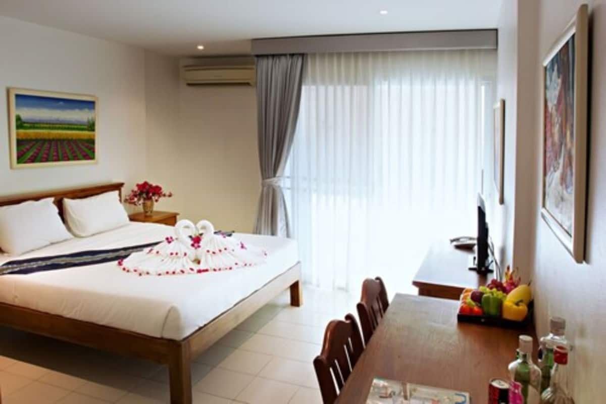 Apartment, 2 Bedrooms | In-room safe, desk, WiFi (free)