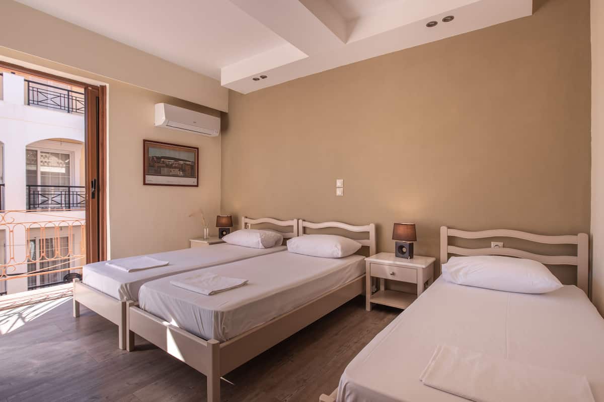 Habitación triple | Caja de seguridad en la habitación, wifi gratis y ropa de cama