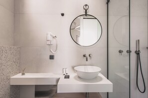 Deluxe Quadruple Room | Bathroom | Free toiletries, hair dryer, towels - Yria Hotel (Zakynthos)