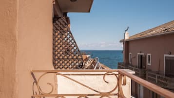 Triple Room | In-room safe, free WiFi, bed sheets