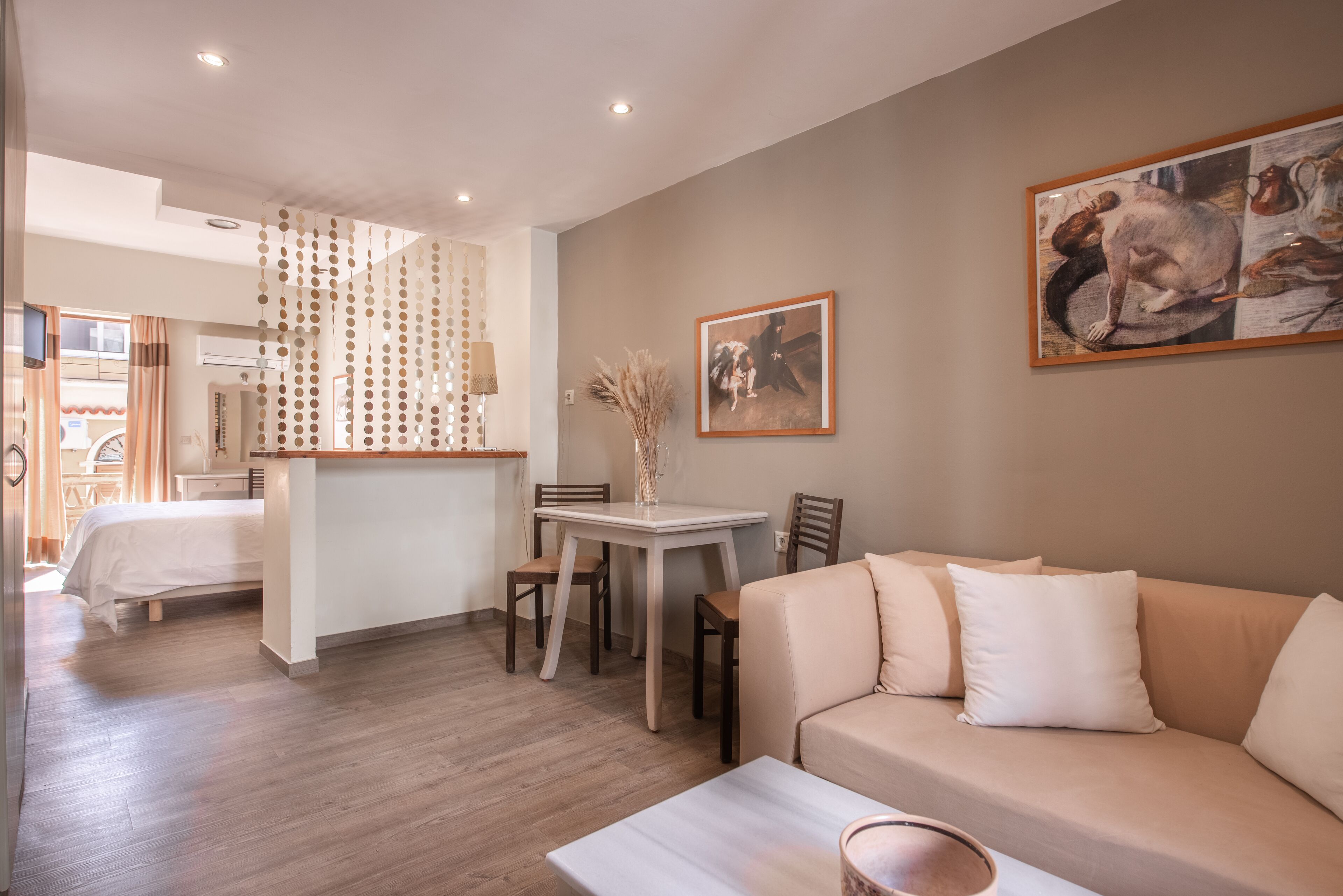 Tallelokero huoneessa, ilmainen Wi-Fi, vuodevaatteet