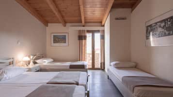 Habitación cuádruple estándar | Caja de seguridad en la habitación, wifi gratis y ropa de cama