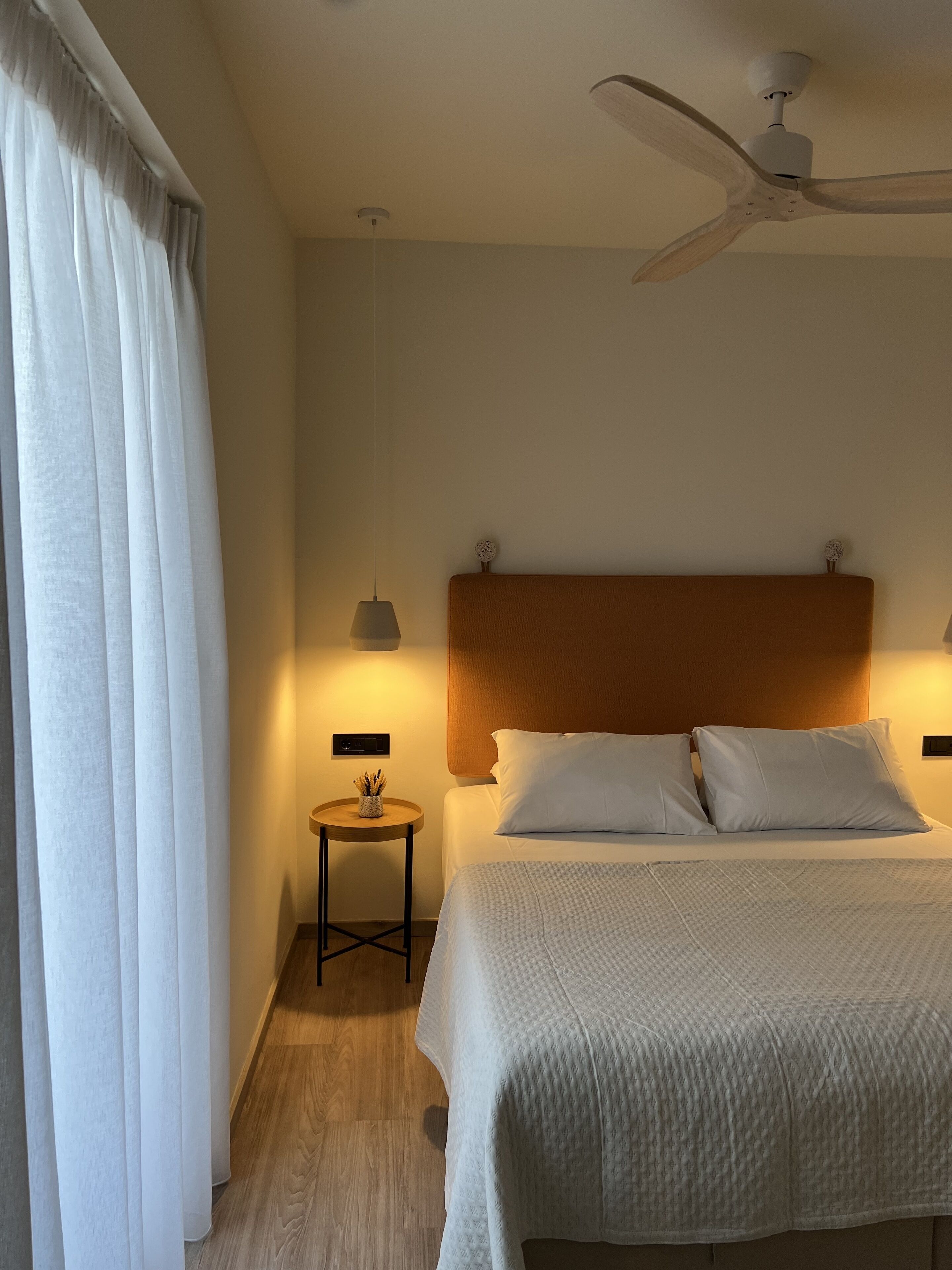 Habitación cuádruple Deluxe | Caja fuerte, wifi gratis, ropa de cama