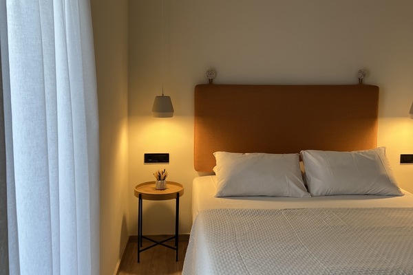 Habitación cuádruple Deluxe | Caja fuerte, wifi gratis, ropa de cama