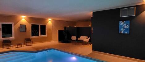 Piscina interna, funciona das 8h30 às 21h, barracas de cortesia