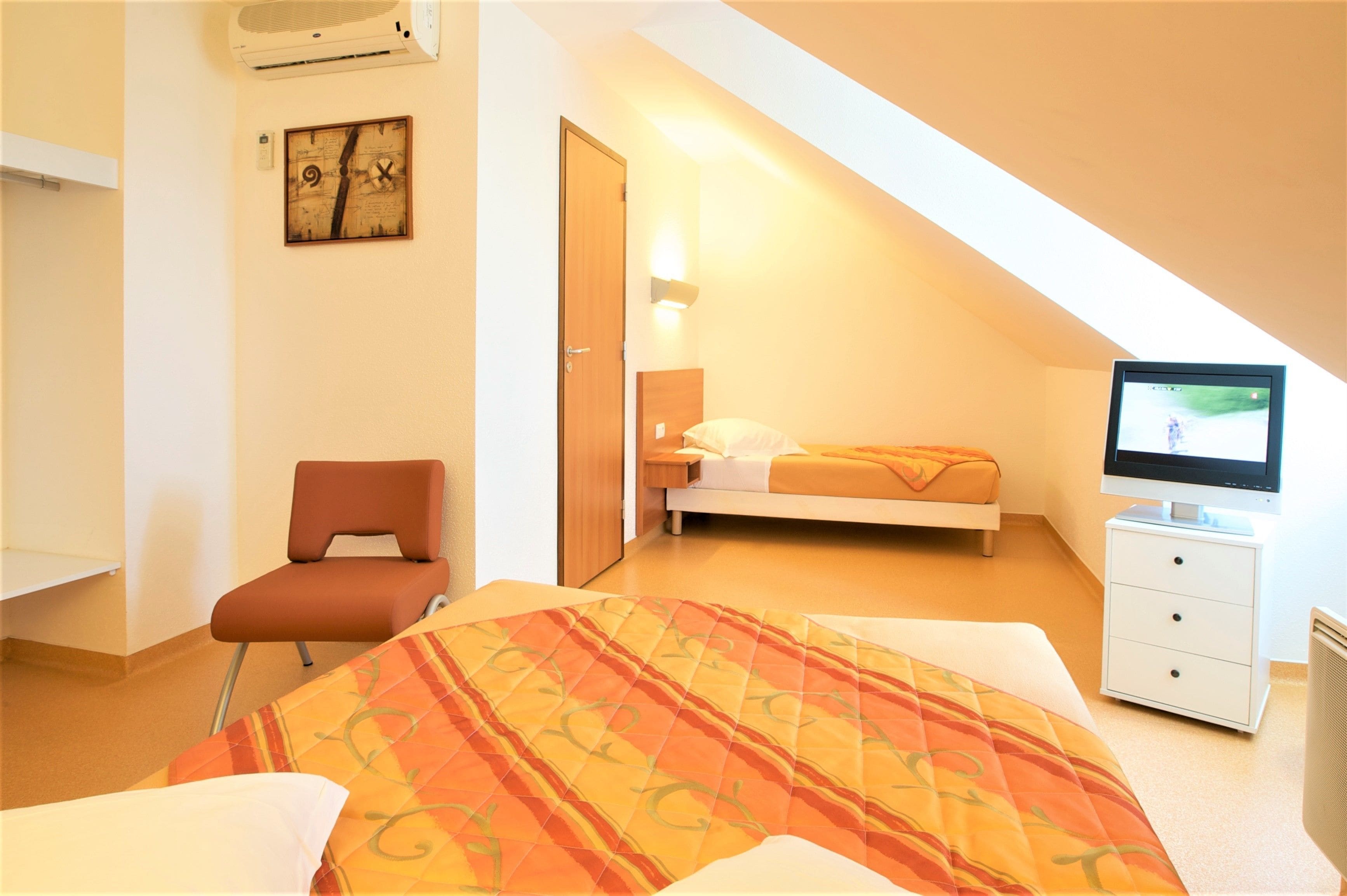 Escritorio, sistema de insonorización y tabla de planchar con plancha 