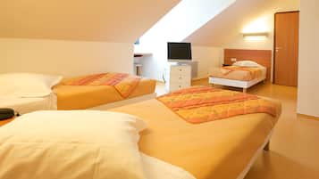 Classic-Zimmer, 3 Einzelbetten | Schreibtisch, schallisolierte Zimmer, Bügeleisen/Bügelbrett
