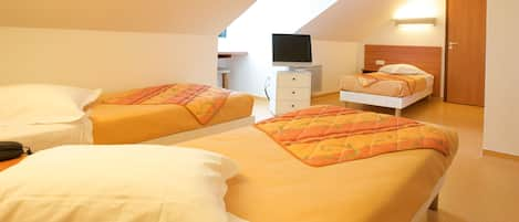 Classic Room, 3 Single Beds | Desk, soundproofing, iron/ironing board, rollaway beds