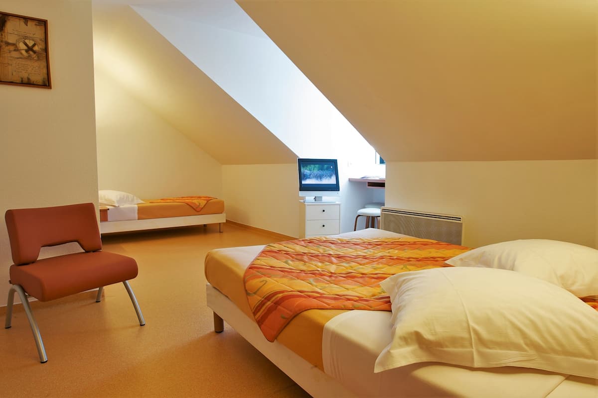 Triple Room | Desk, soundproofing, iron/ironing board (on request)